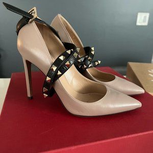 Valentino Nude Rockstud pumps with black contrast strap